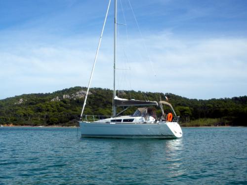 Sailing yacht Sun Odyssey 30i for rent in Toulon