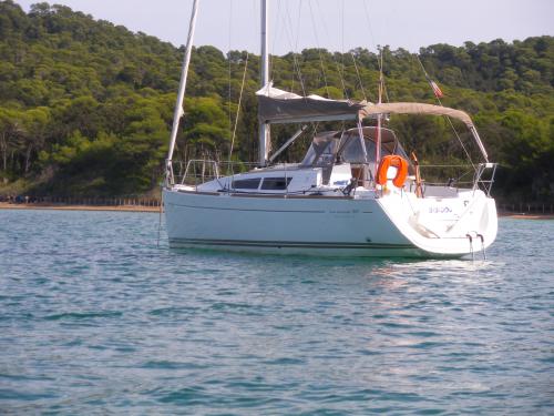Sailing yacht Sun Odyssey 30i for rent in Toulon
