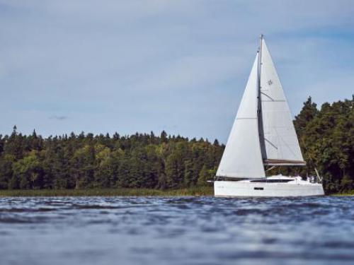 Sailing yacht Sun Odyssey 319 for charter in Bandol lsland Marina