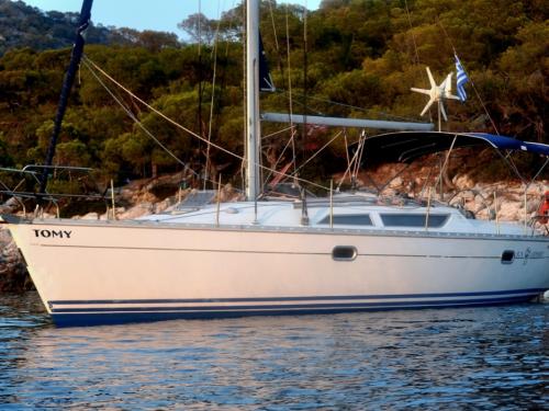 Sailing boat Sun Odyssey 33 for hire in Alimos Marina Kalamaki