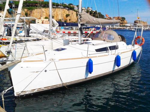 Sailing yacht Sun Odyssey 33i available for charter in Palma