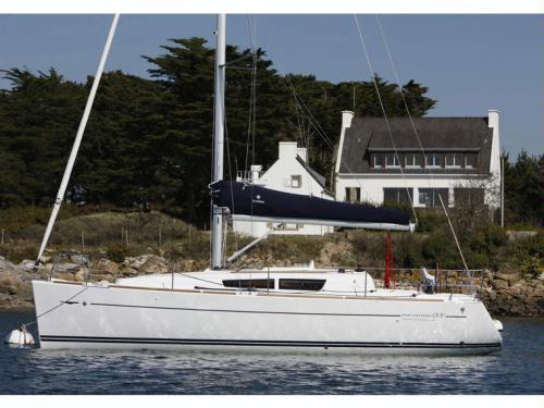 Sailing yacht Sun Odyssey 33i for rent in Finikas