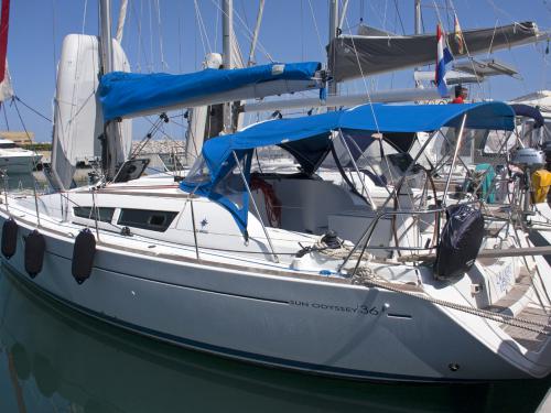 Yacht Sun Odyssey 36i for hire in San Vincenzo
