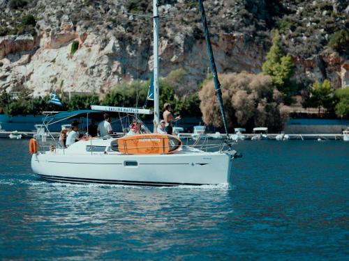 Sailing boat Sun Odyssey 36i for rent in Nafplion