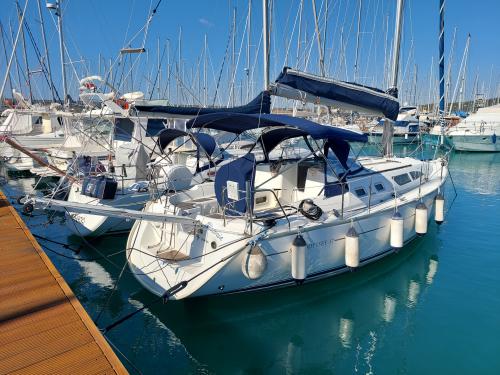 Sailing yacht Sun Odyssey 37 for hire in Rosignano Solvay