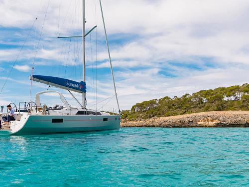 Sailing yacht Sun Odyssey 409 available for charter in Le Marin