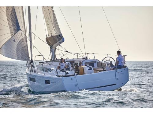 Yacht Sun Odyssey 410 for hire in San Vincenzo