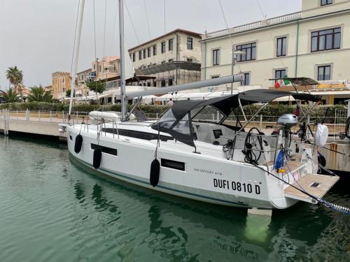 Sailing boat Sun Odyssey 410 for charter in Marina di San Vincenzo