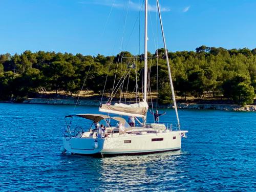 Sailing yacht Sun Odyssey 410 for rent in Sibenik