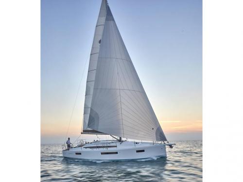 Sailboat Sun Odyssey 410 for hire in Piombino