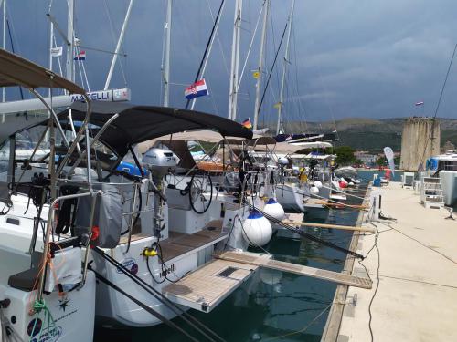 Sailing boat Sun Odyssey 410 for rent in Trogir
