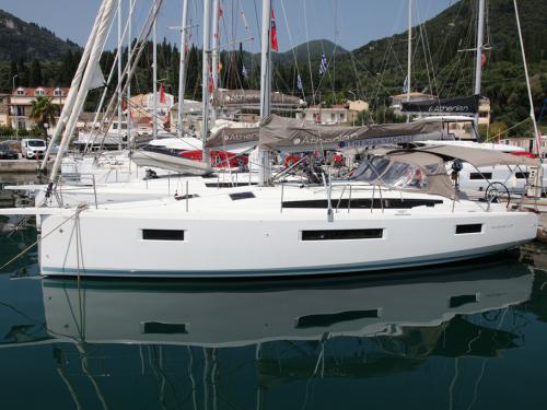 Yacht Sun Odyssey 410 chartern in Benitses