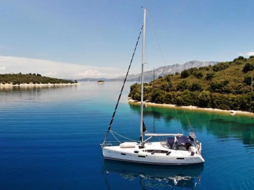 Segelboot Sun Odyssey 42 DS Yachtcharter in Nikiana Marina