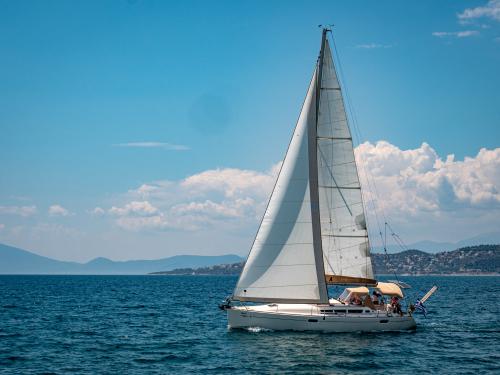 Sailing boat Sun Odyssey 42i for rent in Volos Harbour