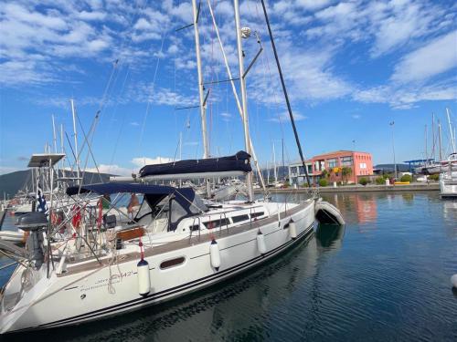 Segelyacht Sun Odyssey 42i chartern in Yachthafen von Lavrio