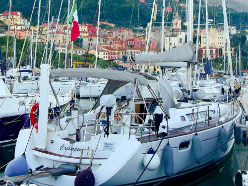 Sailing boat Sun Odyssey 42i for hire in Fezzano