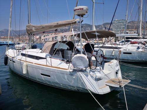 Sailing boat Sun Odyssey 439 for charter in Port Toulon