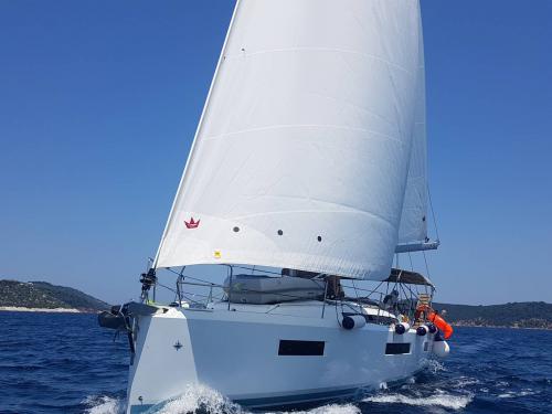 Sailing boat Sun Odyssey 440 for rent in Volos