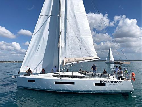 Sailing boat Sun Odyssey 440 for rent in Marina di Nettuno