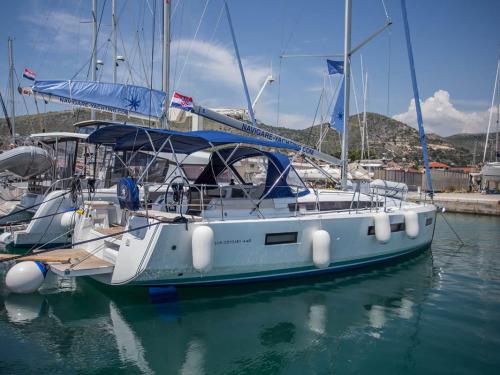 Yacht Sun Odyssey 440 chartern in Athen