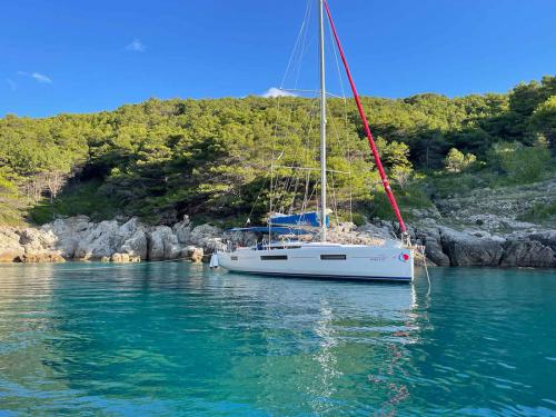 Sailing yacht Sun Odyssey 440 for hire in Zea Marina