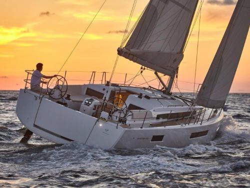 Segelboot Sun Odyssey 440 Yachtcharter in Yachthafen von Lavrio