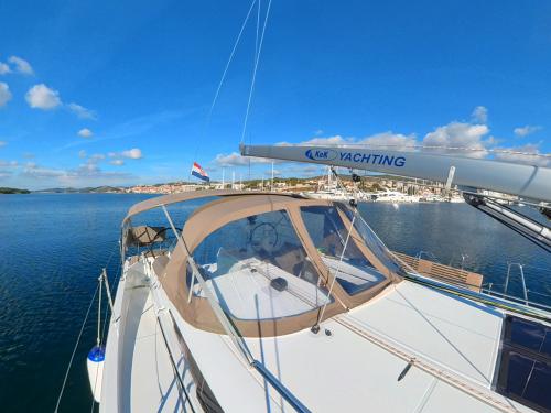 Segelboot Sun Odyssey 440 chartern in Marina Pirovac