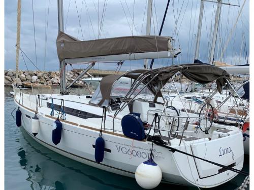 Sailboat Sun Odyssey 449 for rent in Marina di Salivoli
