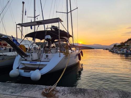 Sailing boat Sun Odyssey 49 for rent in Lefkas