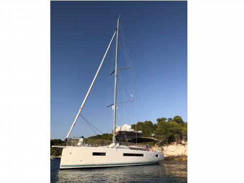 Sailing yacht Sun Odyssey 490 for rent in Lavrio