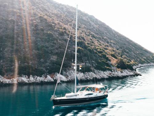 Sailing boat Sun Odyssey 49DS for hire in Lefkas
