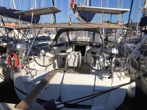 Sailboat Sun Odyssey 519 for rent in Marina La Lonja