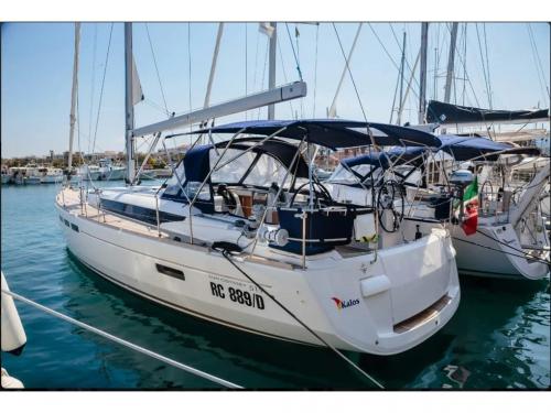 Sailing boat Sun Odyssey 519 for charter in Tropea