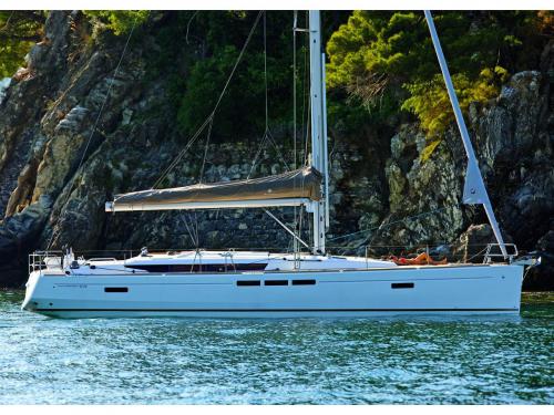 Sailing yacht Sun Odyssey 519 for rent in San Vincenzo