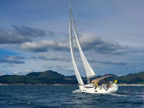 Segelyacht Sun Odyssey 519 Yachtcharter in Marina Parikia Port