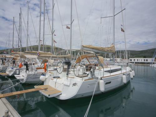 Sailing yacht Sun Odyssey 519 for hire in Seget