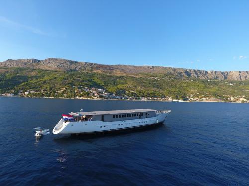 Luxury Yacht SY Aiaxaia for charter in Split (Croatia)