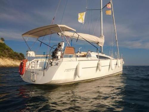 Sailing boat Viko 30 for rent in Sitges