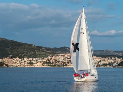 Yacht X 4.3 chartern in Marina Frapa