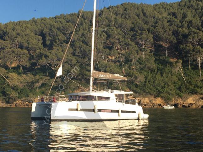 Catamaran Bali 4.1 available for charter in Vieux Port