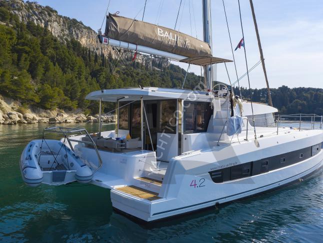 Kat Bali 4.2 chartern in Kastel Gomilica