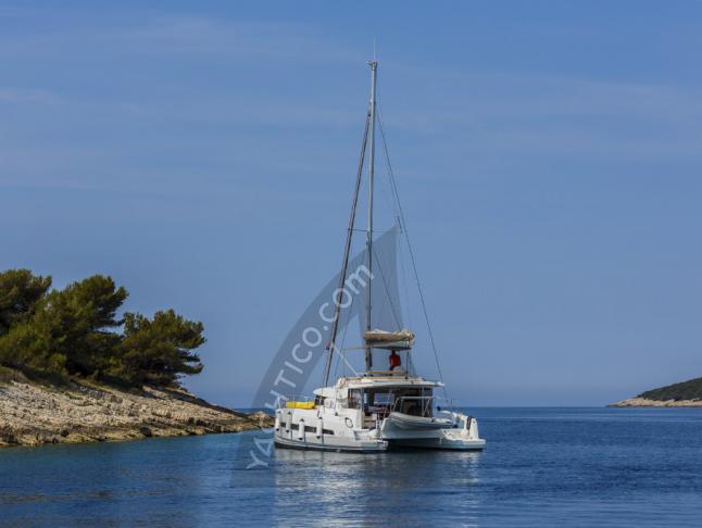 Catamaran Bali 4.3 for rent in Komolac