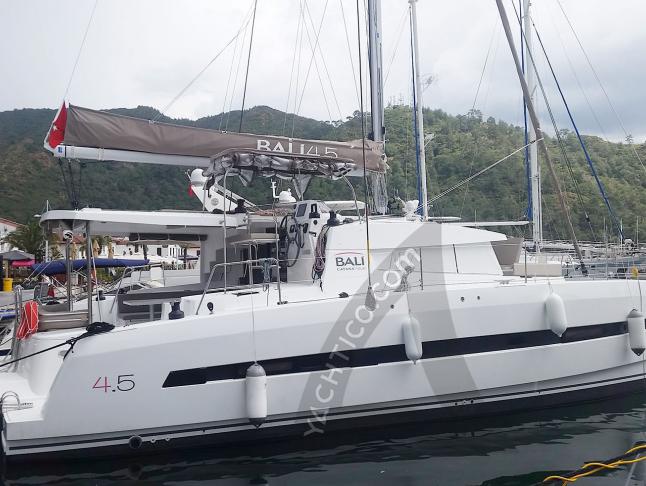Katamaran Bali 4.5 chartern in Marti Marina