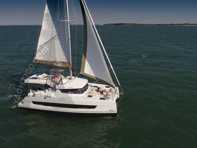 Katamaran Catspace chartern in Komolac