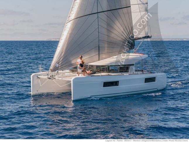 Katamaran Lagoon 40 chartern in Marina di Arechi