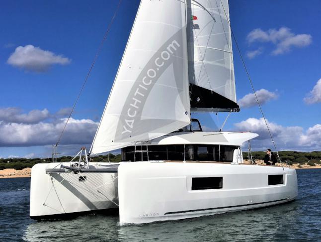 Catamaran Lagoon 40 for rent in El Rompido