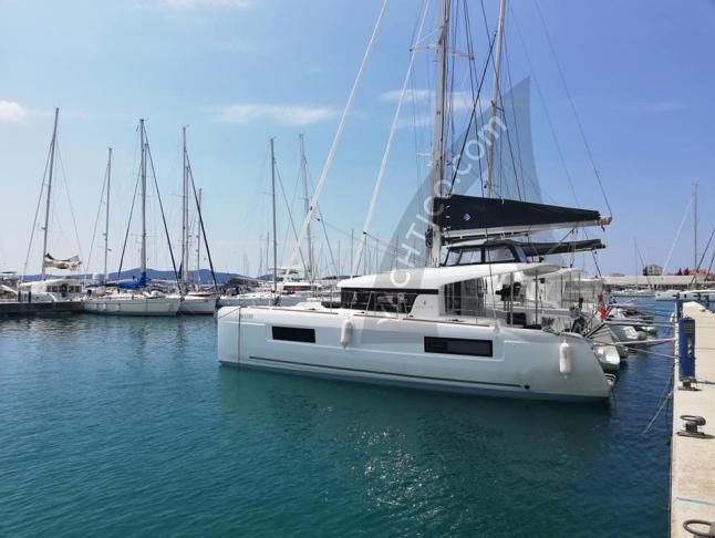 Catamaran Lagoon 40 for charter in Nanny Cay Town