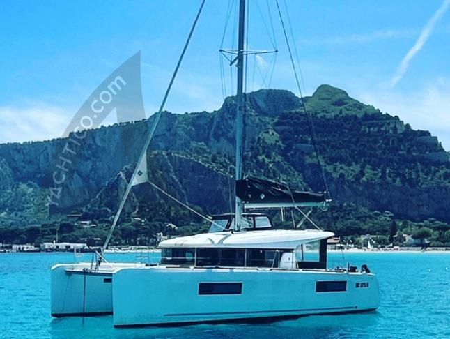 Catamaran Lagoon 40 for rent in Palermo