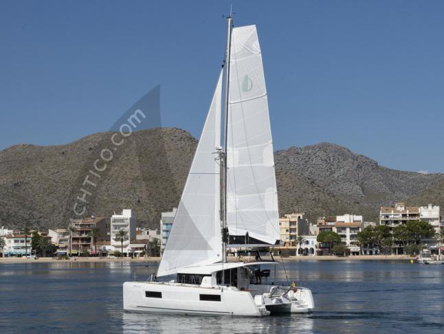 Katamaran Lagoon 40 chartern in Port de Pollenca town