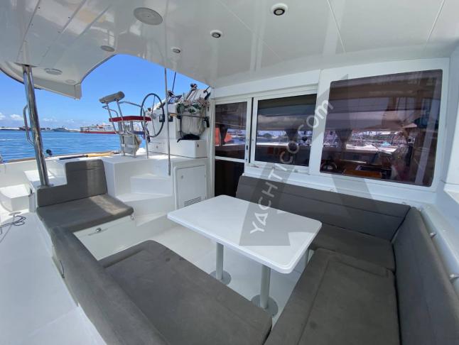 Catamaran Lagoon 400 S2 for hire in Avatoru